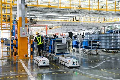 参观上汽郑州工厂 揭秘荣威iMAX8安全品质与物料搬运装备制造